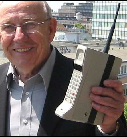 El teléfono móvil Dynatac 8000x fue desarrollado en el año 1983 por Motorola, siendo el primer teléfono móvil del mundo. y Su inventor: Martin Cooper. Pesaba 800 gramos y medía 33 por 4,5 por 8,9 centímetros. En la fecha de salida al mercado del producto, el terminal costaba 3.995 dólares estadounidenses y su batería tenía únicamente la autonomía de una hora en conversación. Un año más tarde (1984) 300.000 usuarios habían comprado el terminal. Este primer paso de la revolución móvil vino de la mano de Rudy Krolopp.