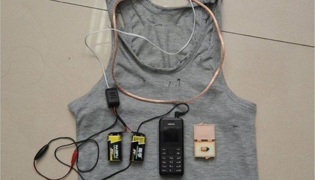 En un bolso, los policías descubrieron la presencia de un receptor de señales de telefonía, que se encontraba conectado a las axilas del estudiante. (Foto: tecnotemas.com)