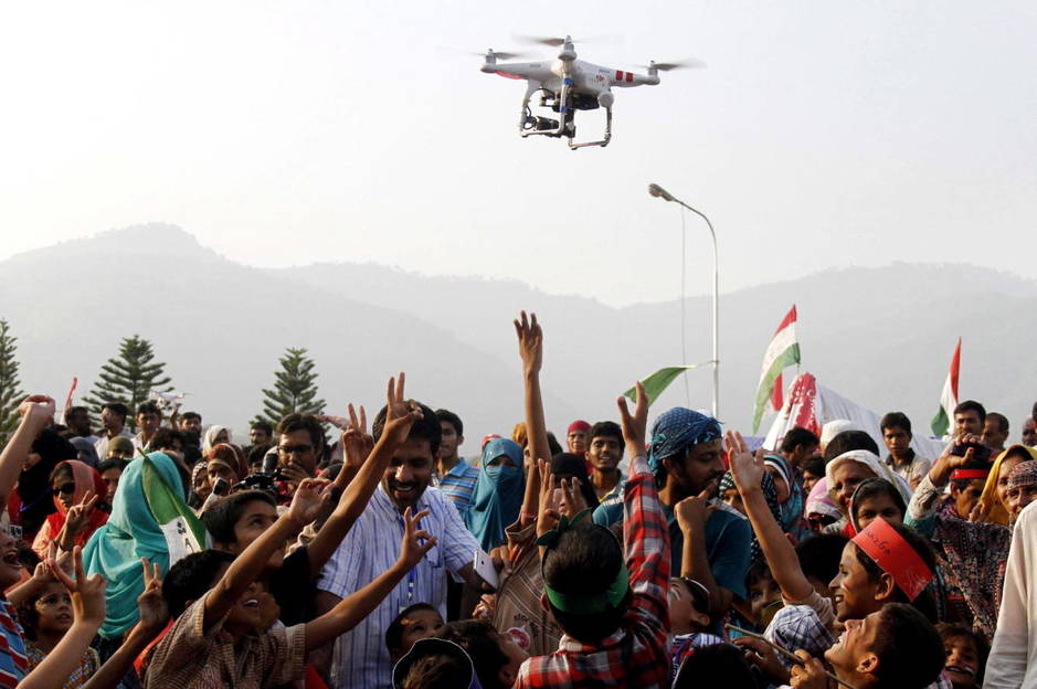 Un dron sobrevuela una manifestación en Islamabad. (EFE)