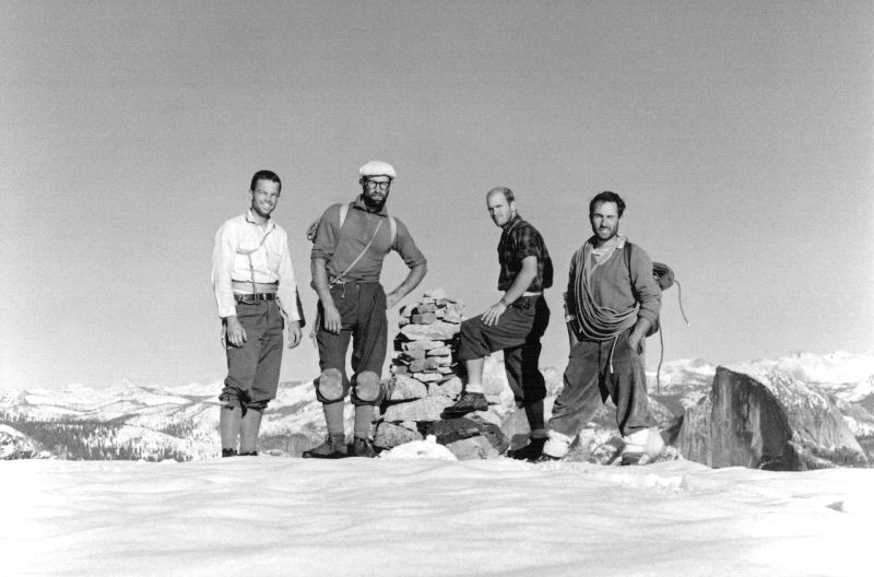 Tom Frost (primero a la izquierda tras escalar El Capitan en Yosemite. Wikimedia Commons 