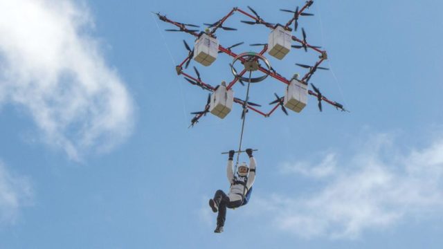 ¿Saltarías desde un drone? Lo último en deporte extremo!