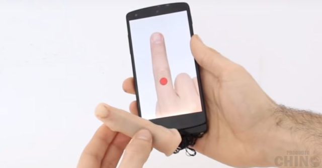 Este dedo robótico para tu móvil acariciará suavemente tu mano