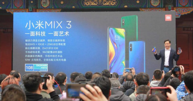 Lei Jun lanza el Xiaomi Mi Mix 3 en un gran evento en China