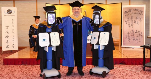 Robots reemplazan a estudiantes japoneses en la graduación en medio de coronavirus